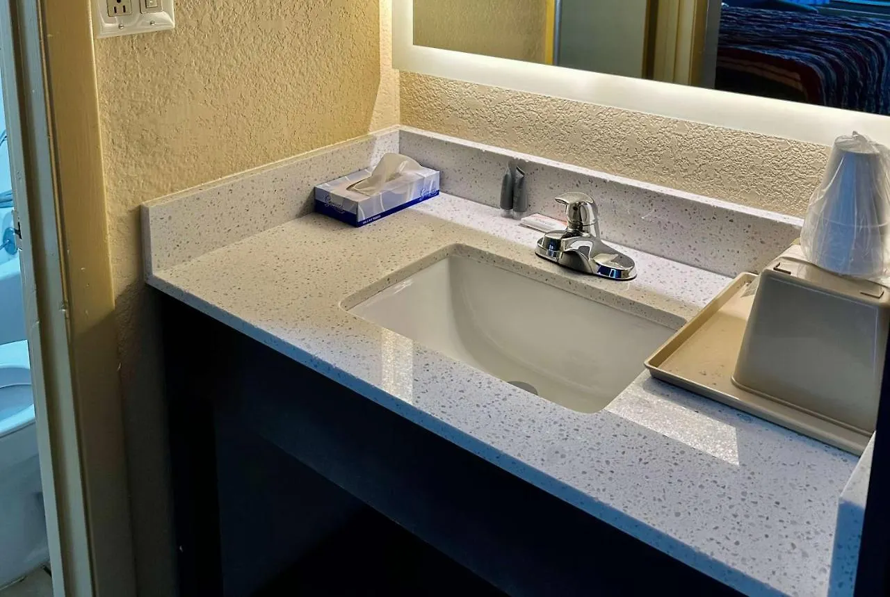 Days Inn By Wyndham Charlotte Northlake Motell