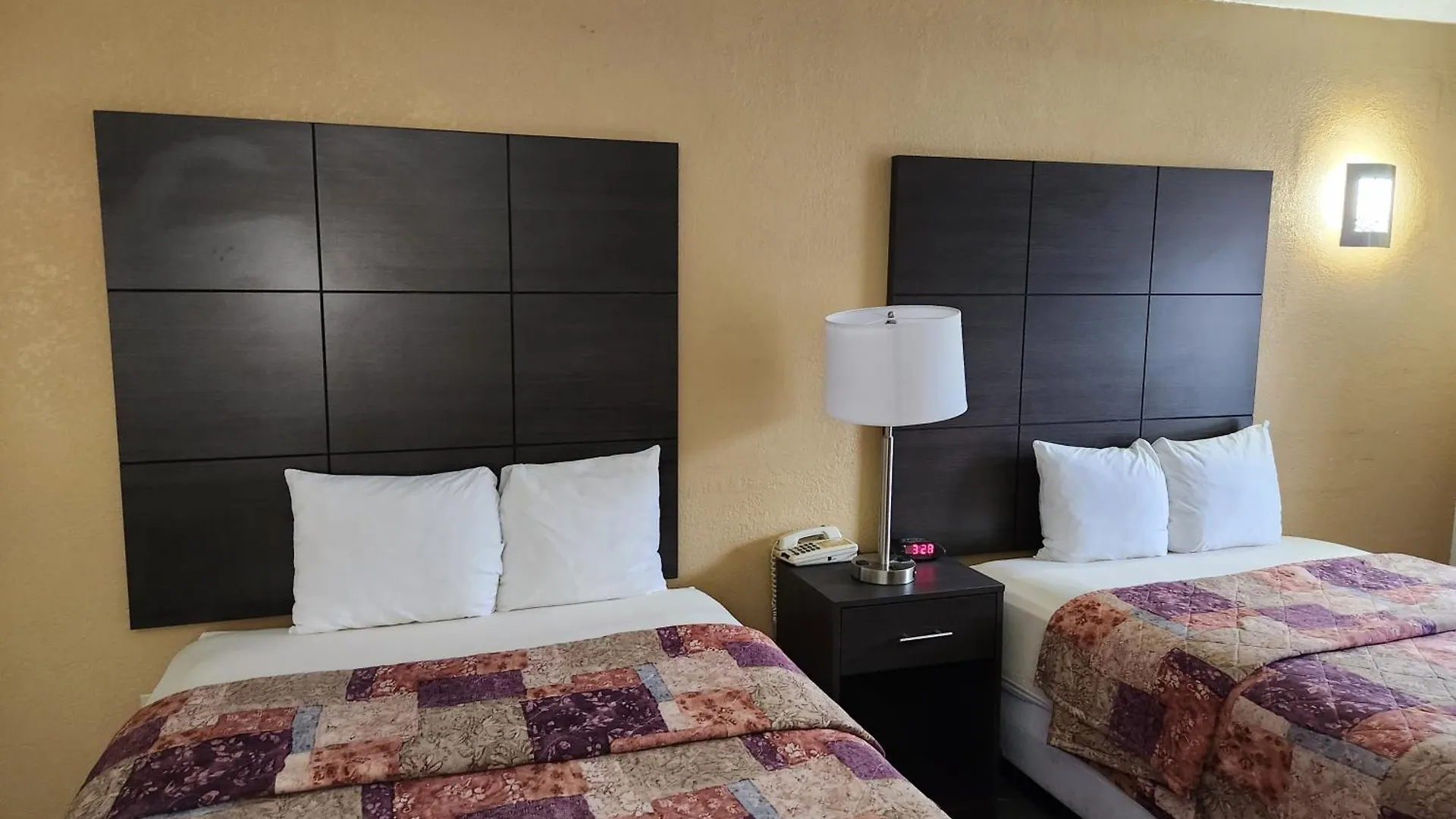 Days Inn By Wyndham Charlotte Northlake 2*,  USA