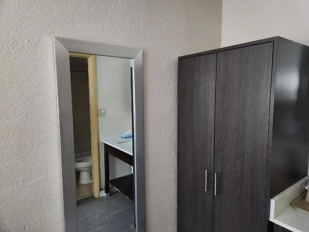 Days Inn By Wyndham Charlotte Northlake Motell