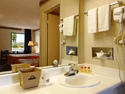 Days Inn By Wyndham Charlotte Northlake Motell