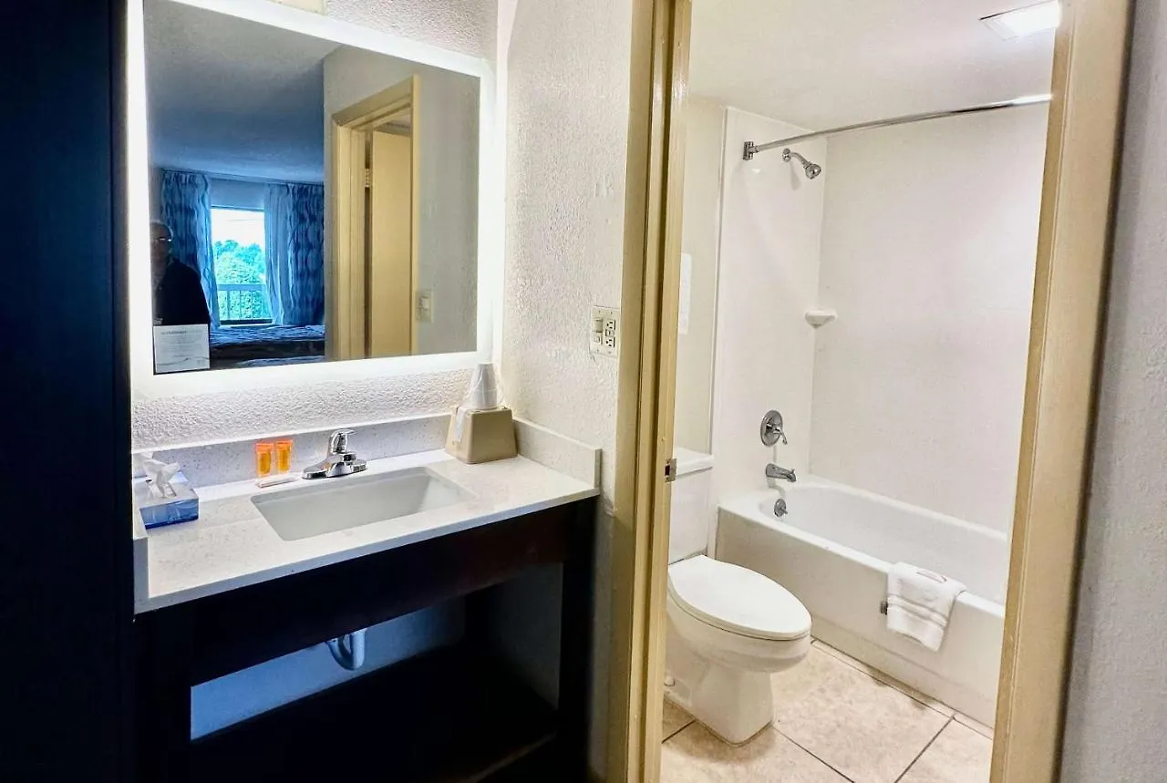 Days Inn By Wyndham Charlotte Northlake 2*,